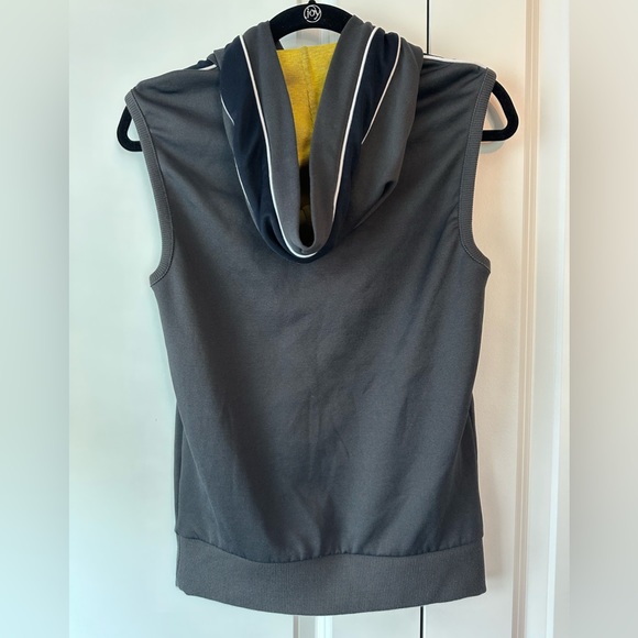 Armani Exchange Mens Gray Sleeveless Hoodie with Yellow Lining Hood (Size XS) - Picture 2 of 7